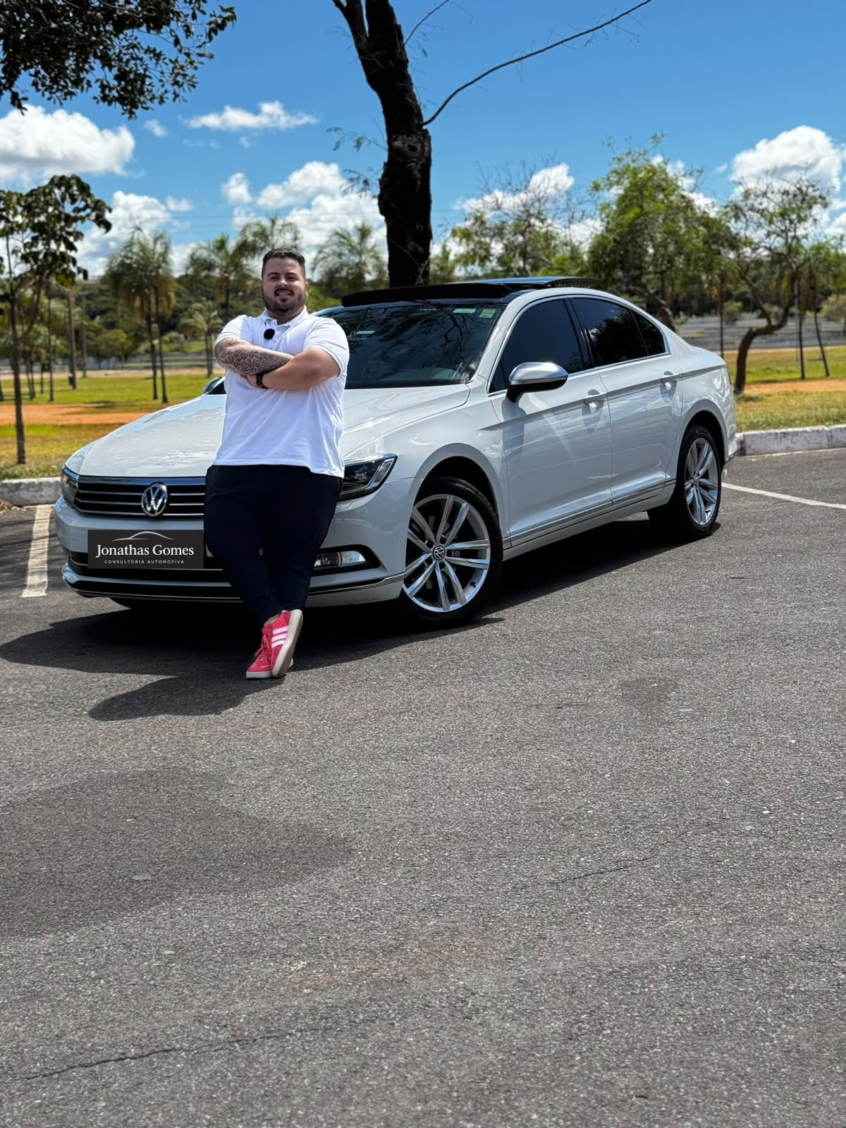 Jonathas Gomes, consultor automotivo, ao lado de um Volkswagen